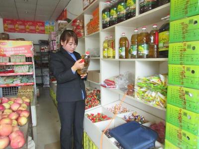 莊浪縣永寧鄉(xiāng)食藥監(jiān)所規(guī)范轉基因食品專柜銷售，保障消費者知情權